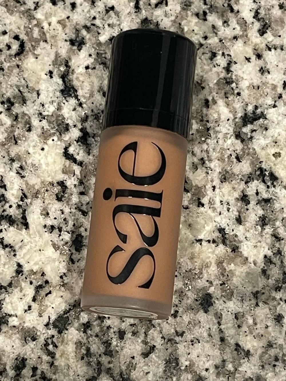 Saie Dew Bronze Soft-Focus Sculpting Liquid Bronzer in Sand